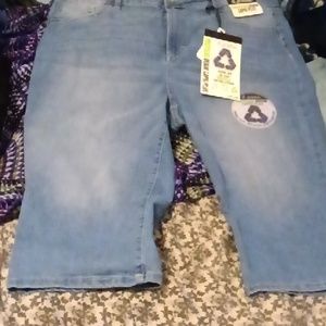 Women's plus size jean capris